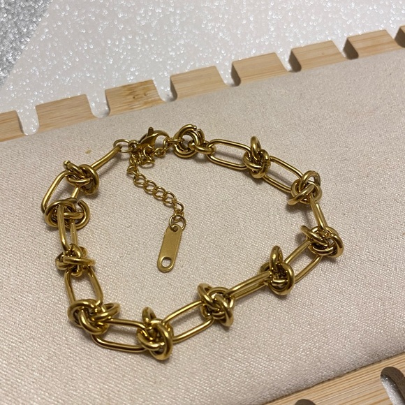 ANOUSHA STATEMENT BRACELET - Picture 11 of 13